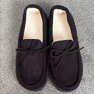 Roundtree & Yorke Black Fleece Lined, Textured Sole Slip-On Loafers/Slippers. L